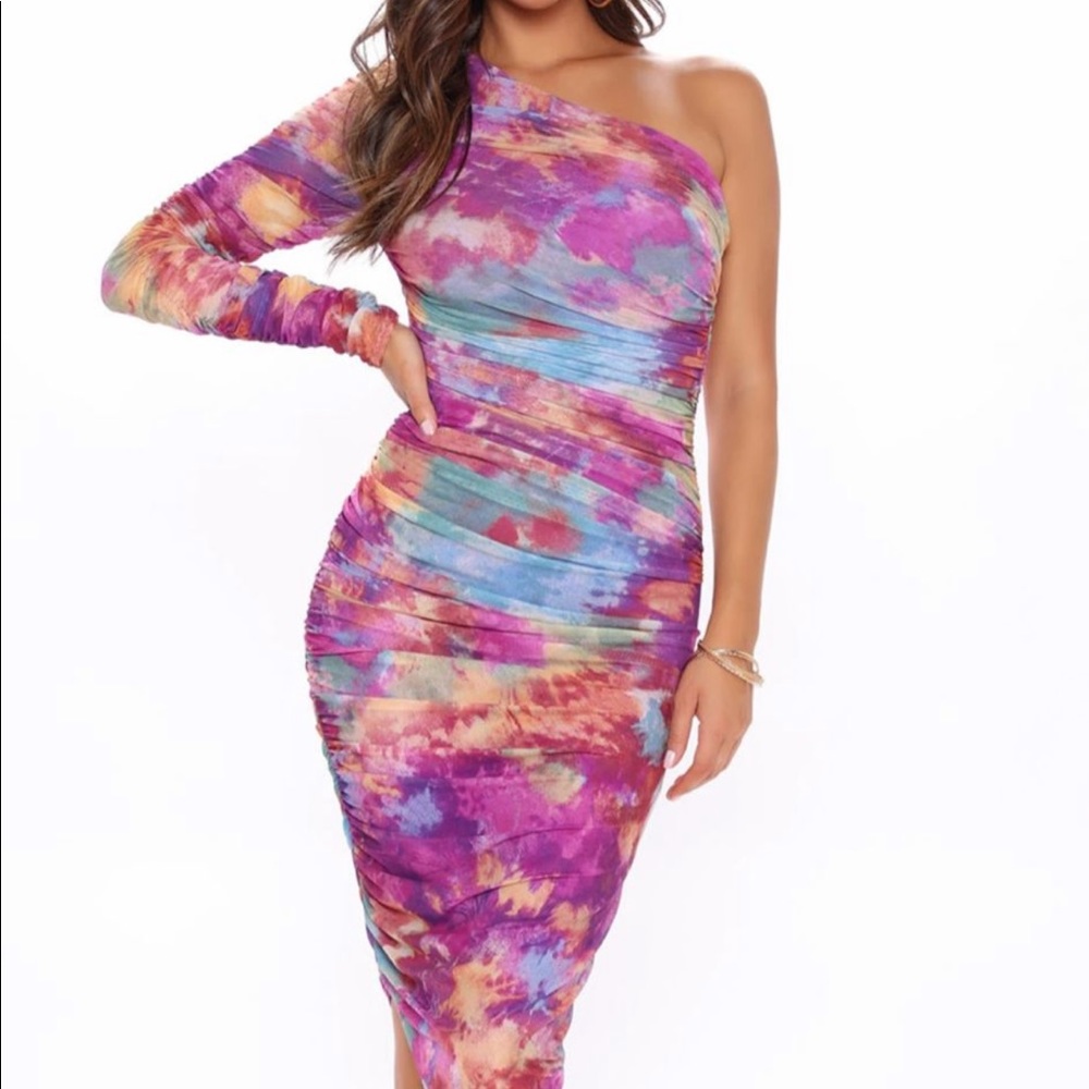 Beautiful. Sexy dress wore once doe my birthday!